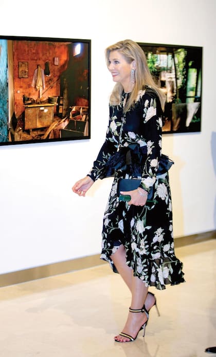 En Yakarta, Máxima triunfó con un vestido de estampa floral y estilo oriental de Johanna Ortiz que estrenó en mayo de 2019 durante una cena en el Consulado italiano de Sevilla. Lo complementó con un estratégico cinturón tipo peplum con volado de seda y aplicaciones de plumas, de la misma firma.