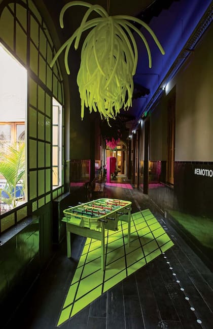 "Emotio: experiencia flúor", del arquitecto Juan Pinilla, consiste en una instalación de 24 metros de largo por 2,5 metros de ancho en una caja arquitectónica donde los rayos de luz exterior que entran por los ventanales delimitan cuatro sectores: amarillo, verde, naranja y rosa.