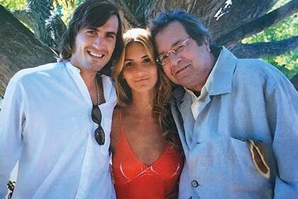 Un recuerdo de su casamiento, en febrero de 2001, junto a su papá, Jorge Vázquez. “Adolfito quería algo relajado y que no se filtrara a la prensa. Me puse un vestido de Trosman Churba que tenía nuevo, me peinó el peluquero de Cañuelas, salimos al Registro Civil y comimos un asado”, recuerda María