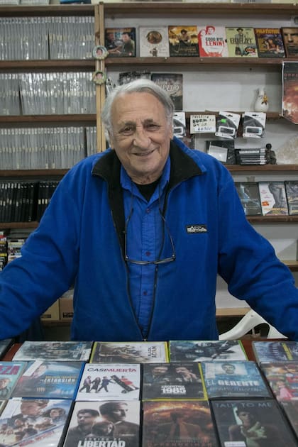 Carlos Suez, el hombre detrás del último videoclub de Bariloche