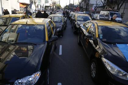 Taxistas se concentran en el centro para marchar a La Plata