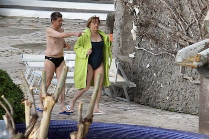 La pareja disfruta de vacaciones en las playas de Italia