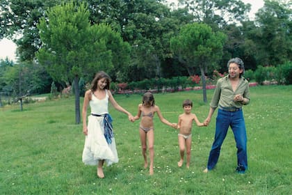 En familia durante unas vacaciones en Saint Tropez en 1977: Jane, Kate Barry, su primera hija, Serge y Charlotte Gainsbourg, la hija de la pareja.