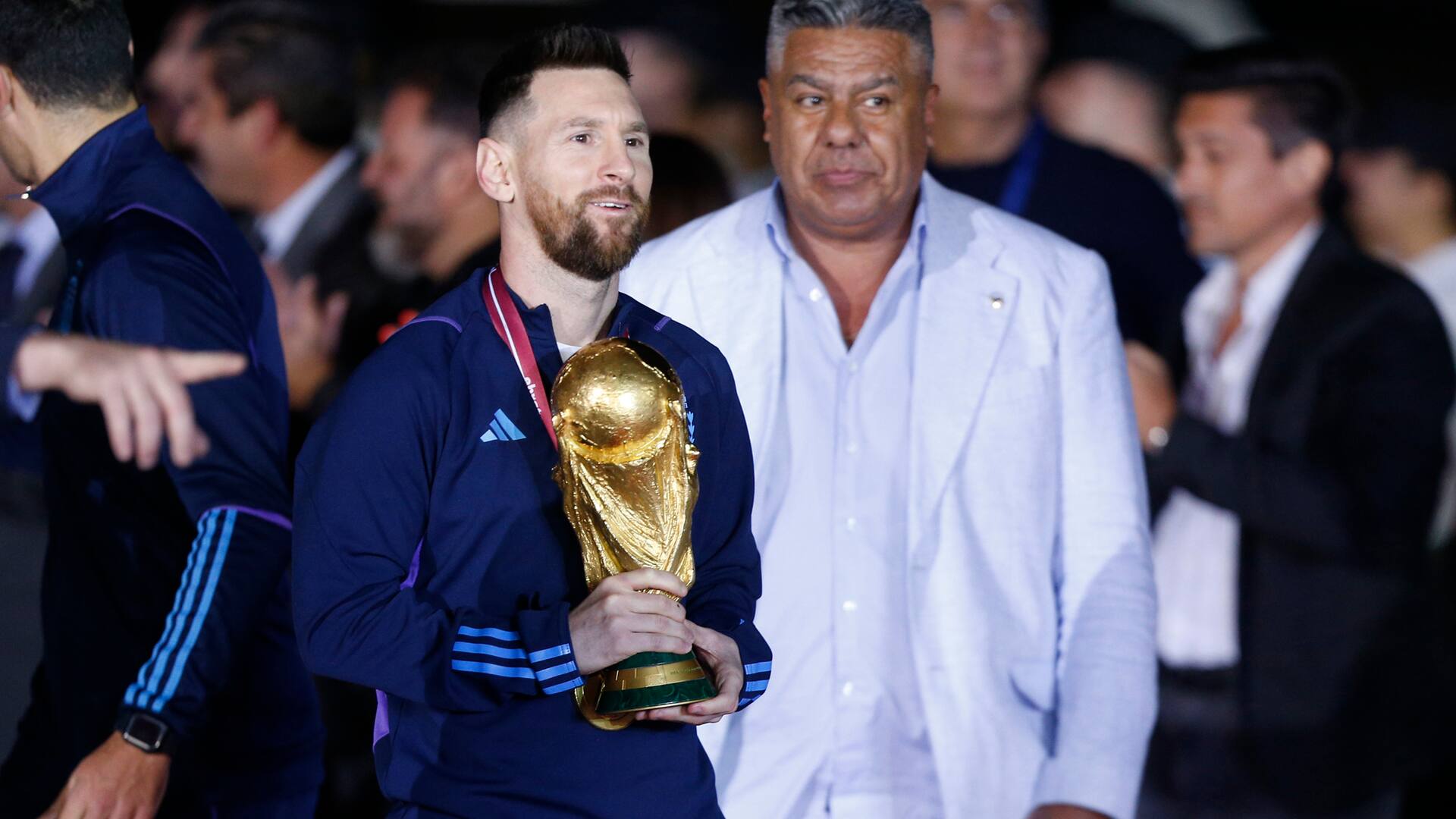 Claudio “Chiqui” Tapia: los nexos del dirigente al que le sobran fotos con Messi y un día se sintió más poderoso que el Presidente