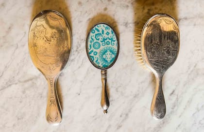 Detalle de cepillos de época que todavía se conservan en el palacio.