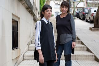 Dos rosarinas convierten el desecho textil en prendas de diseño