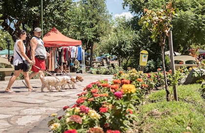 La feria de la plaza de Villa Las Rosas, el punto de encuentro del valle los sábados a la mañana.