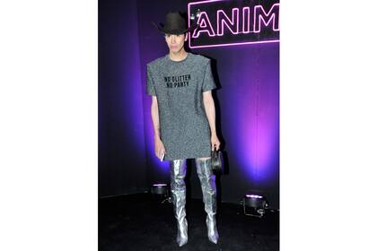 El diseñador Santiago Artemis disfrutó de la fiesta en el Campo Argentino de Polo. Su look: botas bucaneras plateadas hasta la rodilla y remerón a juego con hombreras