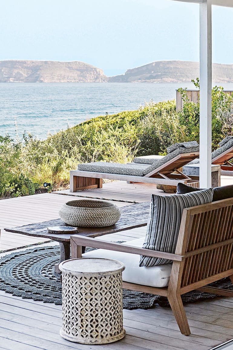 Los rayos del sol se confunden con los reflejos de las obras de arte en esta casa que impone su estilo en el paisaje de la majestuosa bahía Plettenberg, cerca de Ciudad del Cabo.