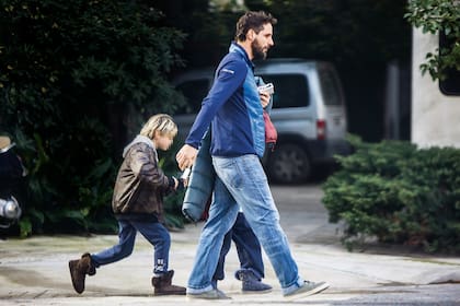 El actor aterrizó en Buenos Aires con la idea de gestionar unos trámites familiares y de paso reencontrarse con sus dos "cachorros".