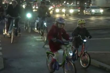 Que los niños vayan solos en bicicleta al colegio es impensable en algunos países.