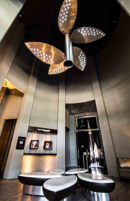 El lobby del Puerto Norte Design Hotel sobre la costanera.