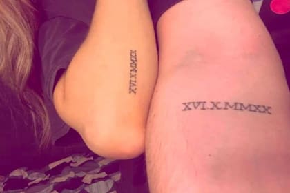 La pareja se hizo los tatuajes de la fecha del día de su boda
