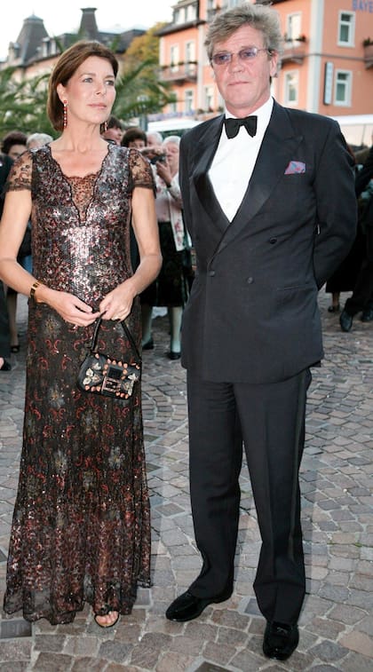 Si bien está separado, Ernesto de Hannover jamás se divorció de Carolina de Mónaco, por lo que están legalmente casados. El silencio de la hija de Raniero en este caso fue interpretado como un apoyo a la decisión del príncipe heredero.
