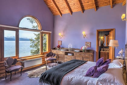 La suite principal tiene una vista espectacular del lago. Guardiana de su hogar, Carola disfruta de pasear por el parque y el bosque en busca de flores –como las rosas iceberg, los amancayes y un sinfín de especies silvestres– para decorar cada uno de los ambientes.