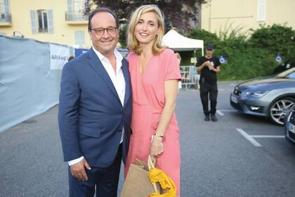 En enero de 2014, se descubrió que el presidente Hollande se había enamorado de la actriz Julie Gayet, pero hasta hace unos días nunca habían posado como pareja.