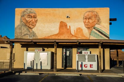 Bar con mural navajo en Page.