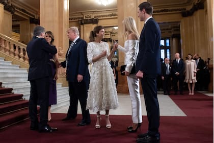 Ivanka Trump, con un traje plata y off shoulder, llegó con su marido Jared Kushner.