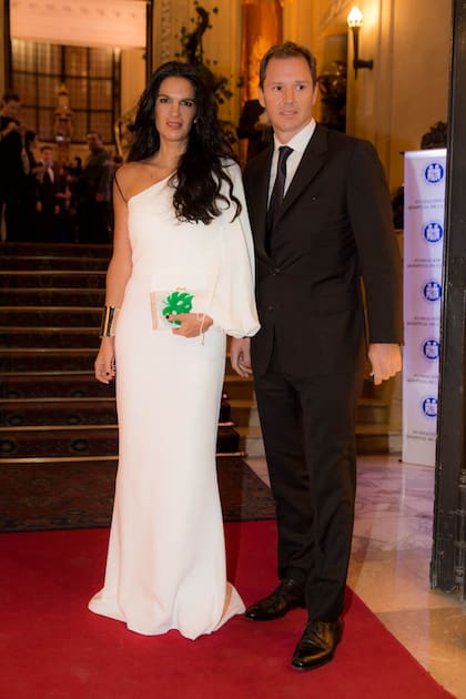 Gabriela Vaca Guzmán -con un vestido de un sólo hombro de Stella McCartney- y su marido, Jorge Brito