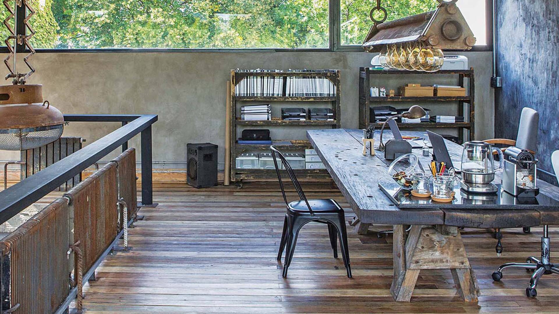 Los arquitectos del Estudio Ruda proyectaron su base de operaciones como un personalísimo manifiesto profesional. Espacios flexibles equipados con chatarra recuperada para que las ideas no se oxiden.