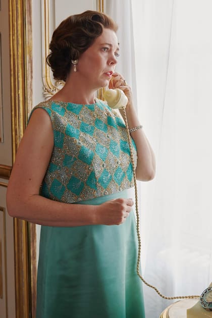 “Compramos telas, prendas, joyas y accesorios en diferentes lugares: en ferias, a proveedores de vestuario y en mercados de antigüedades. Además, en una tienda de telas de París, conseguimos géneros originales Hermes, Fendi y Versace”