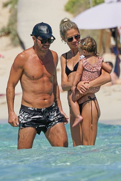 Carla, que durante el confinamiento mantuvo su rutina de gimnasia seis veces por semana, lució curvas de sirena en Formentera y estuvo siempre atenta a sus hijas. En la imagen, con Valentina en brazos