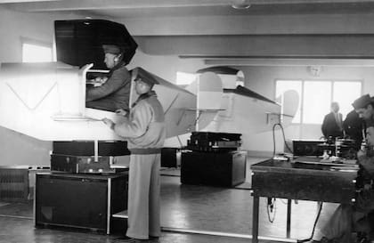 Cadetes entrenando en el centro de simuladores de Aerolíneas.