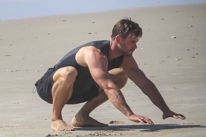 Antes de surfear, Chris Hemsworth hace una rutina de estiramiento