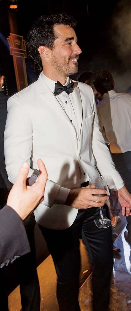 Nacho Viale, de saco blanco, llegó con amigos. Su novia, Lucía Pedraza, no fue de la partida.