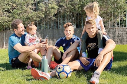 Una postal habitual. El Cholo y sus hijos acostumbran tomar mate todos juntos en el jardín de su casa en Madrid.