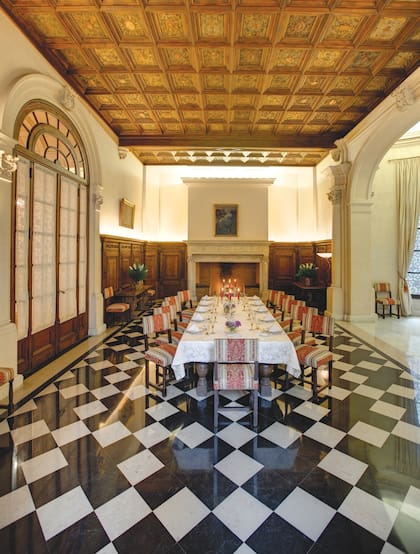 El comedor, listo para recibir invitados, es una muestra del estilo del renacimiento italiano. Los enormes vitraux y la alta chimenea, en la que están grabados los cuernos de la abundancia, son elementos comunes en los comedores de la época.