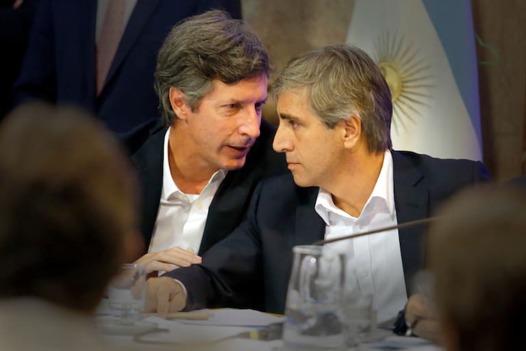Caputo confirmó que el economista Joaquín Cottani se suma a su equipo, mientras Santiago Bausili se acerca al Banco Central - LA NACION