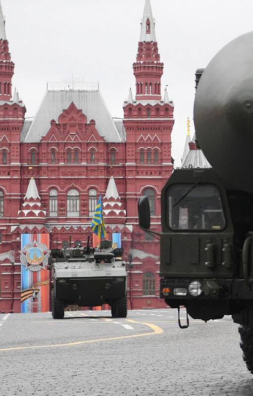 Rusia exhibe sus ICBM en la Plaza Roja de Moscú