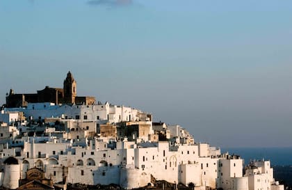 Ostuni, la"ciudad blanca",es una encandilada y refulgente aldea que se levanta sobre tres pequeñas colinas, a 8 km del Adriático.