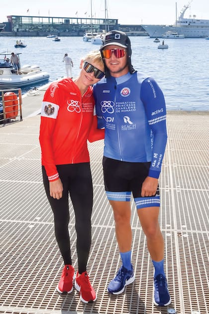 Con su hermana después de cruzar los 180 kilómetros que separan Córcega de Mónaco en bici acuática. El equipo de Charlene resultó ganador.
