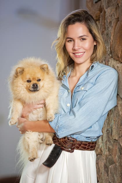 La modelo posa con Gino, su perro pomerania, que en las redes se luce como #GinoFernandezCostantini.