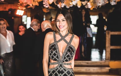 Pampita, amiga de la novia desde hace veinte años, eligió un diseño de Dress Express que destacaba sus curvas perfectas.