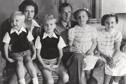 Juan de Borbón y María de las Mercedes, los condes de Barcelona, en 1945, junto a sus cuatro hijos: Alfonsito, Juanito, Pilary Margarita