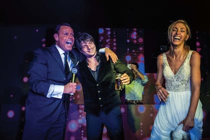 La novia sorprendió a Tomi con un show a cargo del doble de Luis Miguel. “Nos enganchamos con la serie y descubrí el fanatismo de él por el cantante, se sabe todos los temas”, confesó Mica.