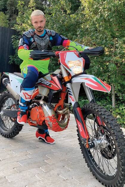 El cantante colombiano, conocido como el “príncipe del reggaetón”, contagió su pasión por las motos a la modelo argentina