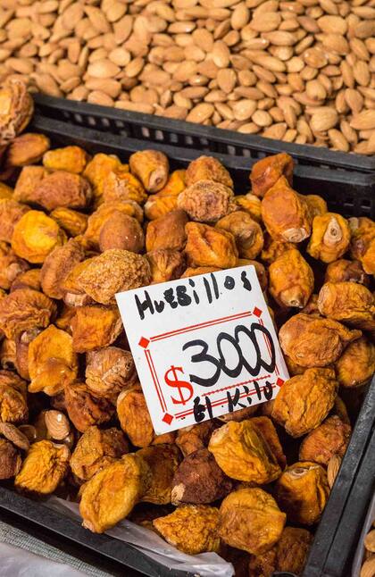 En el Mercado de la Vega Central se venden huesillos (damascos secos) por kilo.