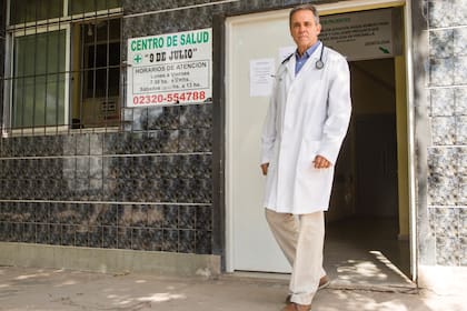 En 1995, colgó la camiseta de los Pumas para dedicarse de lleno a la medicina. Desde hace décadas, atiende en un centro de salud de José C. Paz