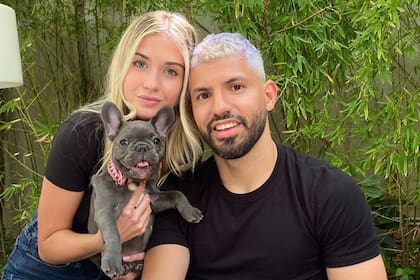 Sergio "Kun" Agüero junto a su novia Sofía Calzetti presentaron a su nueva mascota, una bulldog francés a la que bautizaron Capri,