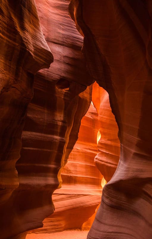 La luz del sol se filtra por el Upper Antelope Canyon.
