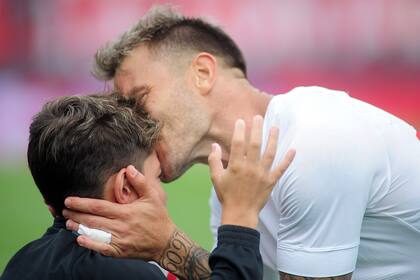 Gastón y Lautaro, padre e hijo: el abrazo de los Fernández.