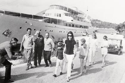 Jackie Kennedy –viuda de JFK, se casó con el magnate griego en 1968– desembarca en la isla de Skorpios junto con sus hijos, Caroline y John John, días antes de su boda con Ari.