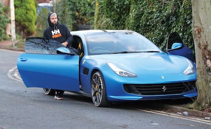 Mandó a pintar su Ferrari de color celeste, el color del Manchester City, donde es máximo goleador histórico e ídolo absoluto.