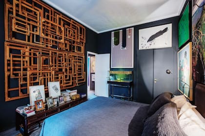 Frente a la cama, José Luis Landet es el autor de AntimonumentoIII, instalación con bastidores de madera, y a la izquierda, Juan Tessi y Elena Loson se adueñan de la pared