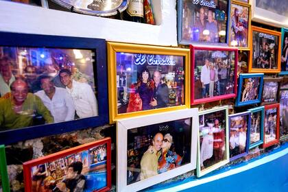 Más de 500 fotografías decoran las paredes de esta parrilla