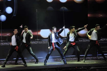 Momento de chicos. Muchas coreografías de la serie se replicaron en el teatro, ante la mirada atenta de Ricardo Montaner